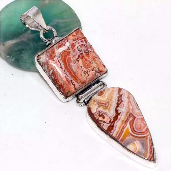 Earth Art hand crafted artisan Jewelry - Striking Mexican Laguna lace agate pendant